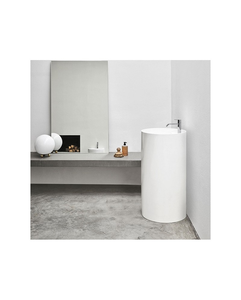 Nic Ovvio es un lavabo freestanding en colores | Terracerámica