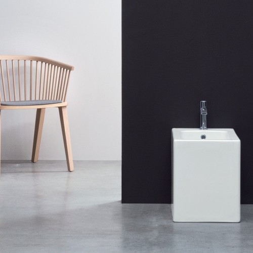 Cool es un bidé suspendido en porcelana de  Nic | Terracerámica