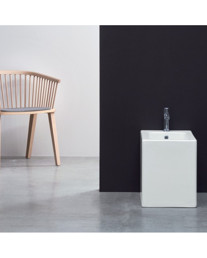 Cool es un bidé suspendido en porcelana de  Nic | Terracerámica