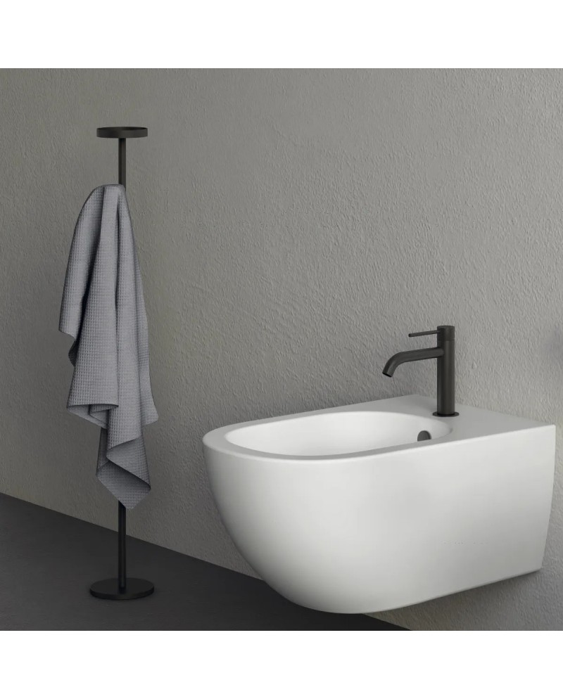 Pin es un bidé suspendido de porcelana de la marca Nic | Terracerámica