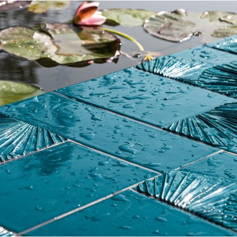 Flora es un azulejo porcelánico esmaltado a mano | Terracerámica