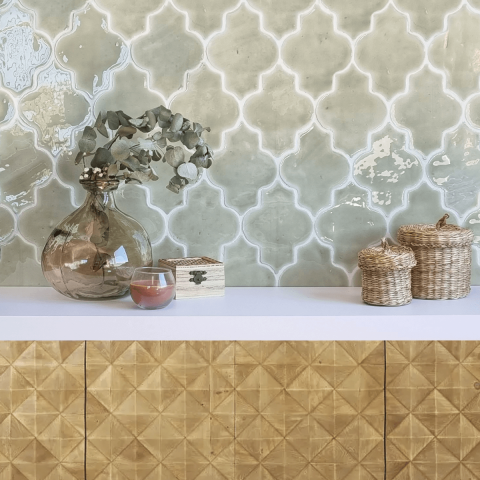 Arabesque es un azulejo terracota esmaltada handmade | Terracerámica