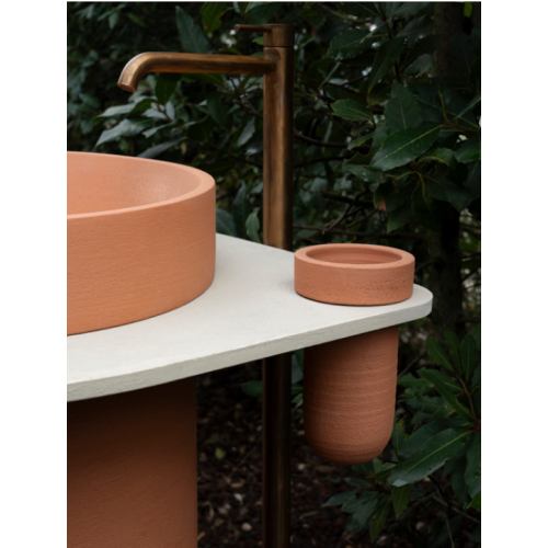 Console H2O de Terzofoco es un lavabo freestanding | Terracerámica