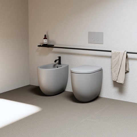 Milk es un inodoro a suelo de la marca Nic en colores | Terracerámica